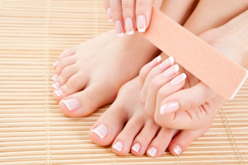 chăm-sóc-móng-tay-bằng-tinh-dầu-tràm-huế