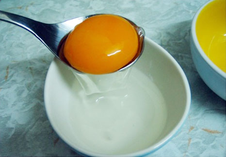 lòng-trắng-trứng-gà-tẩy-da-chết-trên-mặt