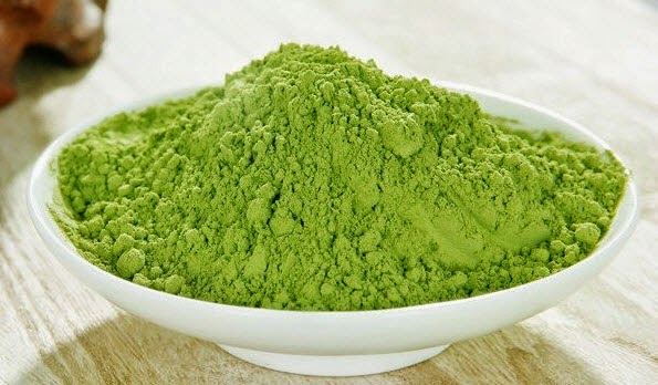 trà-xanh-tẩy-da-chết-trên-khuôn-mặt