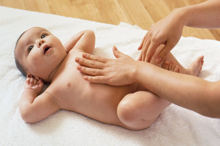 massage-toàn-thân-cho-trẻ-với-tinh-dầu-tràm-huế